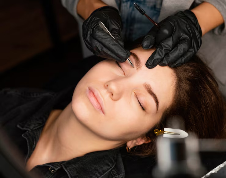 Úprava a barvení obočí a řas